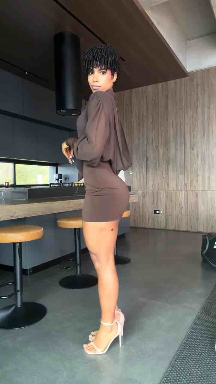 Beautiful legs of @estephany_gutierre, beautiful everything else too. I saw and I was like “Oh my god, she been in the gym”